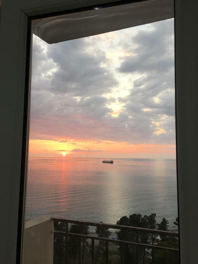 Yellow Room With Sea View Makhinjauri Bagian luar foto